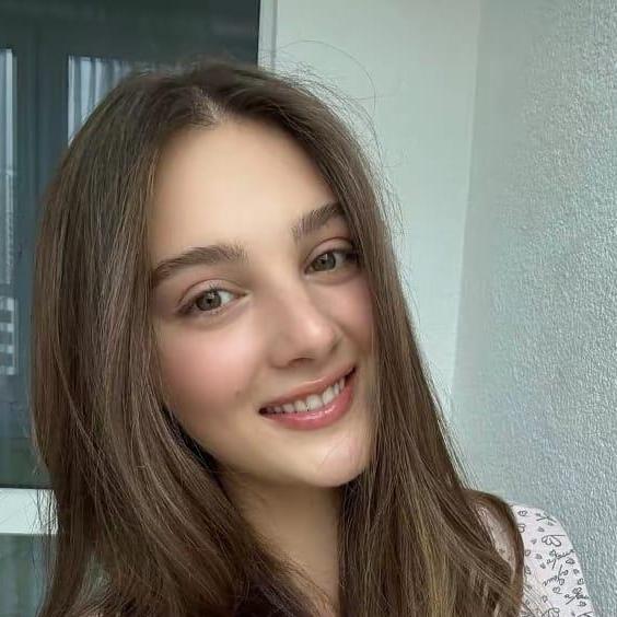 Elena Jhones